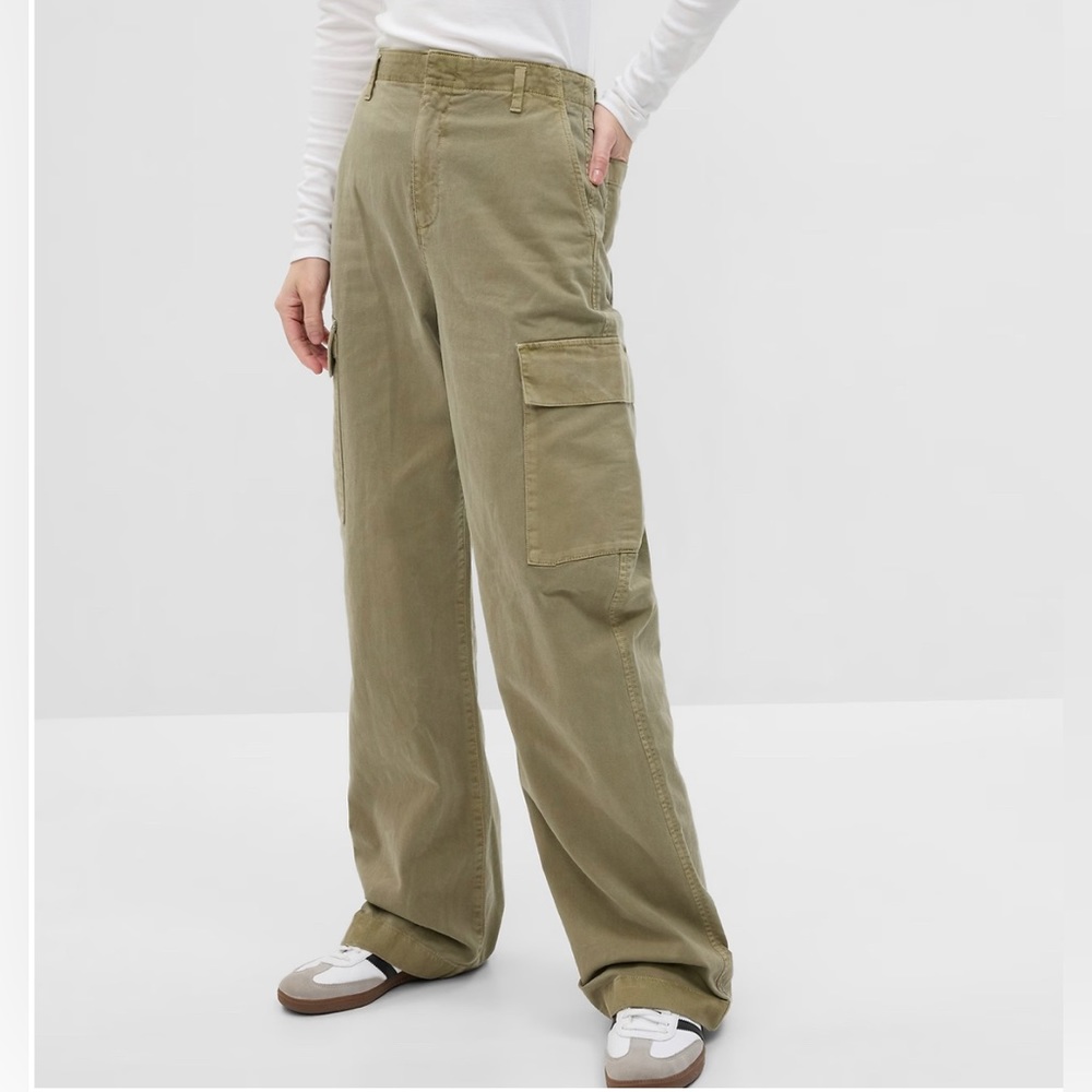 Gap Women’s Loose Khaki Cargo Pants with Washwell. Green. Size 10 Petite…